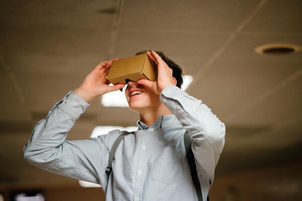 Junge mit selbtgebauter VR-Brille